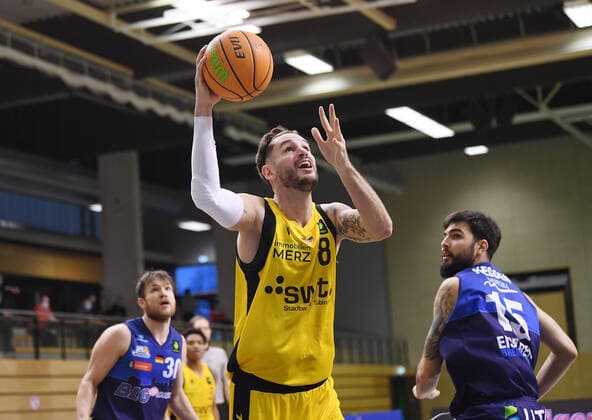 Basketball 2 Bundesliga 2020 2021 17 matchday in Rottenburg at Volksbank Arena 23 01 2021 Tigers Tuebingen Eisbaeren Bremerhaven Enosch Wolf center, Tigers vs. Marcel Kessen Eisbaeren Bremerhaven