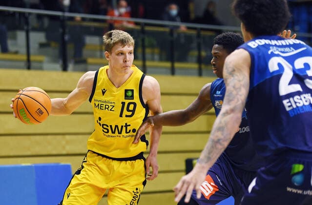 Basketball 2 Bundesliga 2020 2021 17 matchday in Rottenburg at Volksbank Arena 23 01 2021 Tigers Tuebingen Eisbaeren Bremerhaven Elias Valtonen li, Tigers vs Armani Moore centre, Eisbaeren Bremerhaven and John Morgan Bohannon r, Eisbaeren Bremerhaven