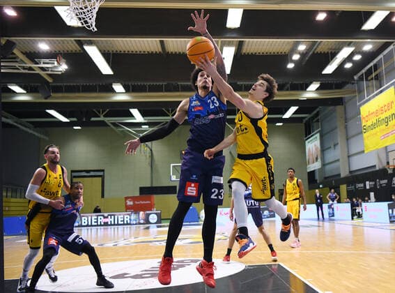 Basketball 2 Bundesliga 2020 2021 17 matchday in Rottenburg at Volksbank Arena 23 01 2021 Tigers Tuebingen Eisbaeren Bremerhaven Gianni Otto right, Tigers vs John Morgan Bohannon centre, Eisbaeren Bremerhaven.