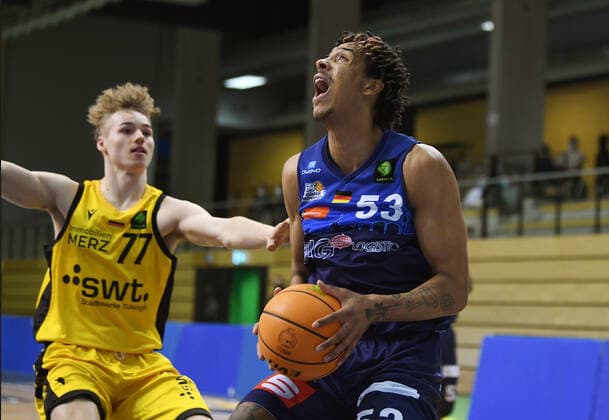 Basketball 2 Bundesliga 2020 2021 17 matchday in Rottenburg at Volksbank Arena 23 01 2021 Tigers Tuebingen Eisbaeren Bremerhaven John Morgan Bohannon r, Eisbaeren Bremerhaven vs Timo Lanmueller li, Tigers