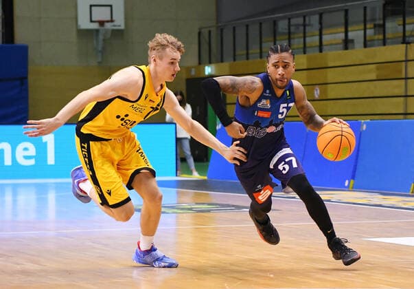 Basketball 2 Bundesliga 2020 2021 17 matchday in Rottenburg at Volksbank Arena 23 01 2021 Tigers Tuebingen Eisbaeren Bremerhaven Curtis Lee Davis r, Eisbaeren Bremerhaven vs Timo Lanmueller li, Tigers