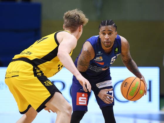 Basketball 2 Bundesliga 2020 2021 17 matchday in Rottenburg at Volksbank Arena 23 01 2021 Tigers Tuebingen Eisbaeren Bremerhaven Curtis Lee Davis r, Eisbaeren Bremerhaven vs Timo Lanmueller li, Tigers