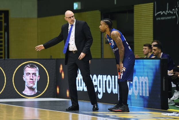 Basketball 2 Bundesliga 2020 2021 17 matchday in Rottenburg in the Volksbank Arena 23 01 2021 Tigers Tuebingen Eisbaeren Bremerhaven Curtis Lee Davis re, Eisbaeren Bremerhaven talking to coach Michael Mai Eisbaeren Bremerhaven