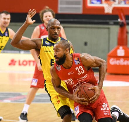 Rickey Paulding, Brandon Thomas 14 Spieltag, Basketball Bundesliga, Basketball season 2020 2021, Germany, easyCredit BBL, Germany, Giessen 46ers, giessen red, men, Jobstairs GIESSEN 46ers EWE Baskets Oldenburg, Oldenburg yellow