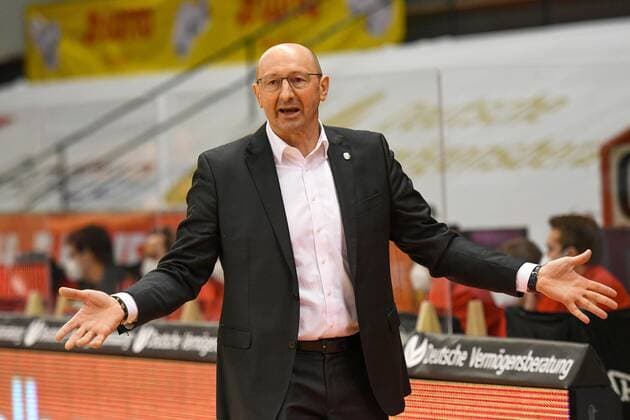 Mladen Drijencic, Coach Oldenburg 14 Spieltag, Basketball Bundesliga, Basketball season 2020 2021, Germany, easyCredit BBL, Germany, Giessen 46ers, giessen red, men, Jobstairs GIESSEN 46ers EWE Baskets Oldenburg, Oldenburg yellow