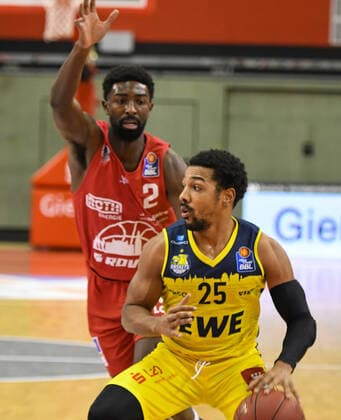 Isaac Hamilton, Phil Pressey 14 Spieltag, Basketball Bundesliga, Basketball season 2020 2021, Germany, easyCredit BBL, Germany, Giessen 46ers, giessen red, men, Jobstairs GIESSEN 46ers EWE Baskets Oldenburg, Oldenburg yellow