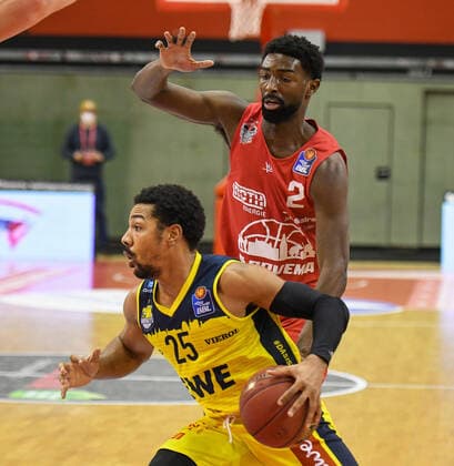 Isaac Hamilton, Phil Pressey 14 Spieltag, Basketball Bundesliga, Basketball season 2020 2021, Germany, easyCredit BBL, Germany, Giessen 46ers, giessen red, men, Jobstairs GIESSEN 46ers EWE Baskets Oldenburg, Oldenburg yellow