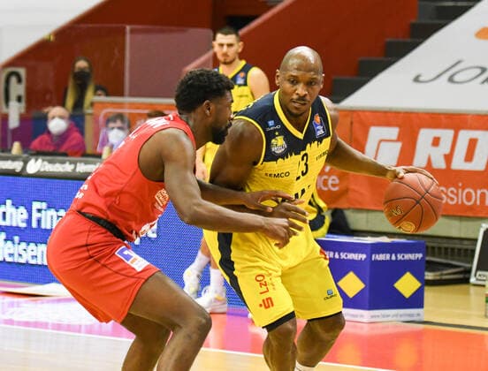 Isaac Hamilton, Rickey Paulding 14 matchday, Basketball Bundesliga, Basketball season 2020 2021, Germany, easyCredit BBL, Germany, Giessen 46ers, giessen red, men, Jobstairs GIESSEN 46ers EWE Baskets Oldenburg, Oldenburg yellow