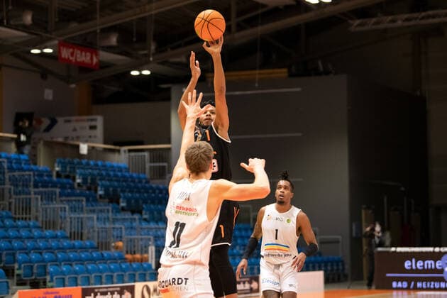 BARMER 2 Basketball Bundesliga ProA Saison 2020 2021 Spieltag 17 am 23 1 2021 Science City Jena vs wiha Panthers Schwenningen Nate Britt Schwenningen throwing against Robin Carl Lodders Jena Sparkassen Arena Jena