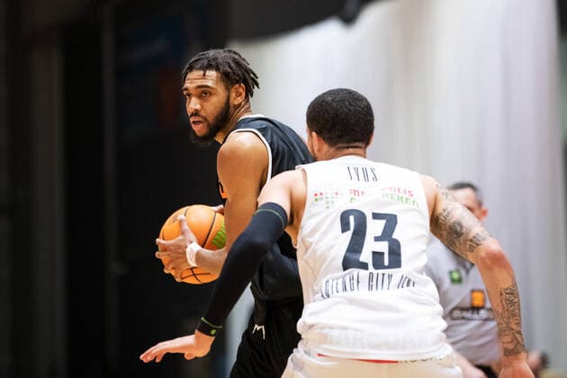 BARMER 2 Basketball Bundesliga ProA Saison 2020 2021 Spieltag 17 am 23 1 2021 Science City Jena vs wiha Panthers Schwenningen v li Courtney Jahlil Stockard Schwenningen on the ball against Marcus Darnell Tyus Jena Sparkassen Arena Jena