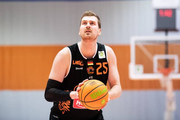 BARMER 2 Basketball Bundesliga ProA Saison 2020 2021 Spieltag 17 am 23 1 2021 Science City Jena vs wiha Panthers Schwenningen Robin Jorch Schwenningen shooting a free throw, Portrait Sparkassen Arena Jena