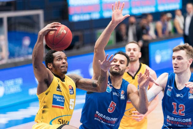 Syntainics MBC MHP Riesen Ludwigsburg, Basketball, Bundesliga, Maenner, 14 Spieltag, 23 01 2021, v l Barry Brown Jr Ludwigsburg, 5 , David Brembly MBC, 5 Syntainics MBC MHP Riesen Ludwigsburg, Basketball, Bundesliga, Maenner, 14 Spieltag, 23 01 2021, Weissenfels Copyright: xSchulz Eibner-Pressefotox ep_esz
