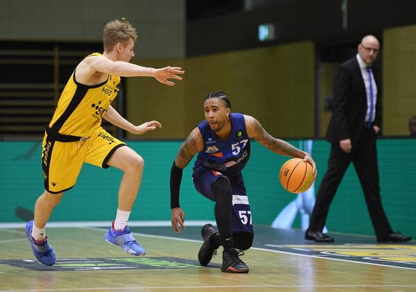 Basketball 2 Bundesliga 2020 2021 17 matchday in Rottenburg at Volksbank Arena 23 01 2021 Tigers Tuebingen Eisbaeren Bremerhaven Curtis Lee Davis centre, Eisbaeren Bremerhaven vs Timo Lanmueller purl, Tigers