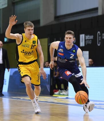 Basketball 2 Bundesliga 2020 2021 17 matchday in Rottenburg at Volksbank Arena 23 01 2021 Tigers Tuebingen Eisbaeren Bremerhaven Joshua David Braun r, Eisbaeren Bremerhaven vs Elias Valtonen li, Tigers