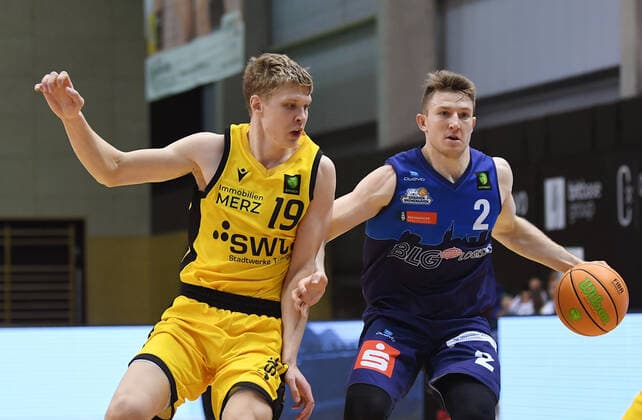 Basketball 2 Bundesliga 2020 2021 17 matchday in Rottenburg at Volksbank Arena 23 01 2021 Tigers Tuebingen Eisbaeren Bremerhaven Joshua David Braun r, Eisbaeren Bremerhaven vs Elias Valtonen li, Tigers