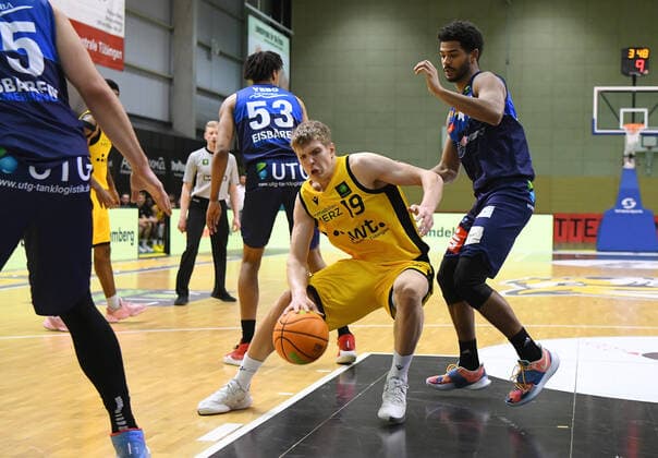 Basketball 2 Bundesliga 2020 2021 17 Matchday in Rottenburg at Volksbank Arena 23 01 2021 Tigers Tuebingen Eisbaeren Bremerhaven Elias Valtonen center, Tigers vs Marvin Heckel right, Eisbaeren Bremerhaven.