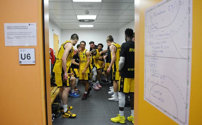 Basketball 2 Bundesliga 2020 2021 17 Matchday in Rottenburg in the Volksbank Arena 23 01 2021 Tigers Tuebingen Eisbaeren Bremerhaven Final cheer Tigers in the dressing room with the match plan at the door Daniel Keppeler, Mirjan Broening, Enosch Wolf, Josh Sharkey and Elias Valtonen f li