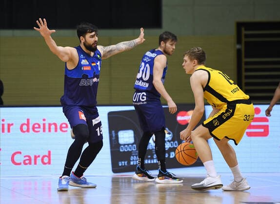 Basketball 2 Bundesliga 2020 2021 17 Matchday in Rottenburg at Volksbank Arena 23 01 2021 Tigers Tuebingen Eisbaeren Bremerhaven Marcel Kessen li, Eisbaeren Bremerhaven vs. Elias Valtonen center, Tigers