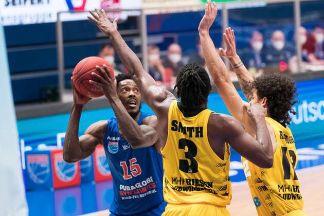 Syntainics MBC MHP Riesen Ludwigsburg, Basketball, Bundesliga, Men, 14 Matchday, 23 01 2021, v l Shavon Coleman MBC, 15 , Jaleen Smith Ludwigsburg, 3 , Jonah Radebaugh Ludwigsburg, 12 Syntainics MBC MHP Riesen Ludwigsburg, Basketball, Bundesliga, Men, 14 Matchday, 23 01 2021, Weissenfels Copyright: xSchulz Eibner-Pressefotox ep_esz