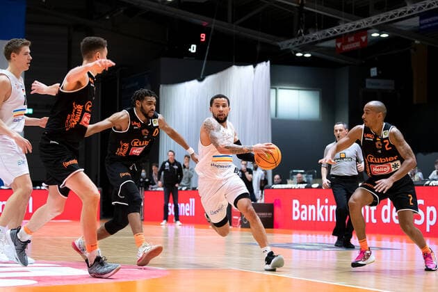 BARMER 2 Basketball Bundesliga ProA Saison 2020 2021 Spieltag 17 am 23 1 2021 Science City Jena vs wiha Panthers Schwenningen center Marcus Darnell Tyus Jena vs left Courtney Jahlil Stockard Schwenningen Sparkassen Arena Jena