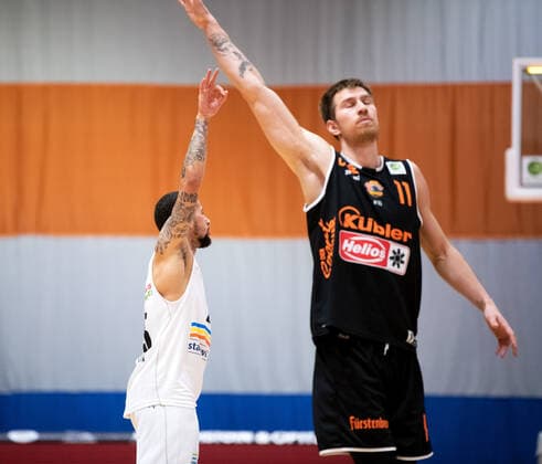 BARMER 2 Basketball Bundesliga ProA Season 2020 2021 Matchday 17 on 23 1 2021 Science City Jena vs wiha Panthers Schwenningen left Marcus Darnell Tyus Jena celebrates his game-winning 3 point shot right Rytis Pipiras Schwenningen disappoints Sparkassen Arena Jena