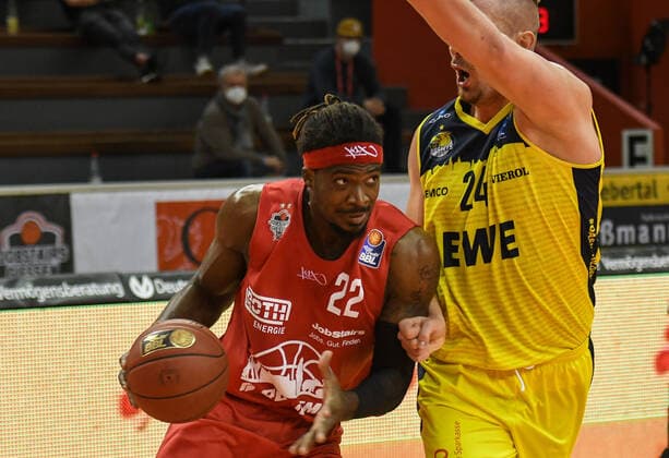Chad Brown, Rasid Mahalbasic 14 Spieltag, Basketball Bundesliga, Basketball Saison 2020 2021, Germany, easyCredit BBL, Germany, Giessen 46ers, giessen red, Herren, Jobstairs GIESSEN 46ers EWE Baskets Oldenburg, Oldenburg yellow