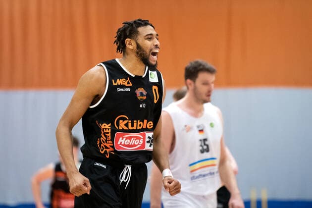 BARMER 2 Basketball Bundesliga ProA Saison 2020 2021 Spieltag 17 am 23 1 2021 Science City Jena vs wiha Panthers Schwenningen Courtney Jahlil Stockard Schwenningen emotional after a successful throw Sparkassen Arena Jena