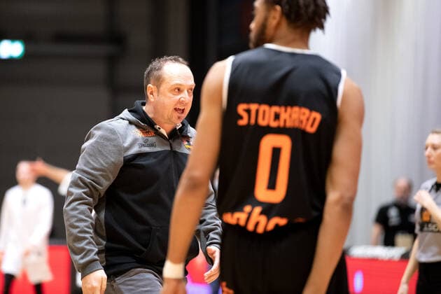 BARMER 2 Basketball Bundesliga ProA Saison 2020 2021 Spieltag 17 am 23 1 2021 Science City Jena vs wiha Panthers Schwenningen left coach Alen Velcic Schwenningen emotional Sparkassen Arena Jena