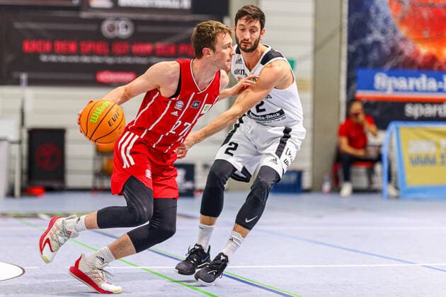 23 01 2021, mens, basketball, 2020 2021 season, 3 Bundesliga, Pro B, College Wizards FC Bayern Basketball youth Matteo Brazzi Munich 27 dribbles to attack against Aaron Schmitz College Wizards 2 Karlsruhe Institute for Sport and Sportwis Baden Württemberg Germany