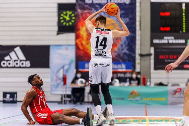 23 01 2021, Mens, Basketball, 2020 2021 season, 3 Bundesliga, Pro B, College Wizards FC Bayern Basketball Youth Florian Rothenberg College Wizards 14 holds the ball after a collision with Maxwell Dongmo Temoka Munich 24 Karlsruhe Institute of Sport and Sportwis Baden Württemberg Germany.
