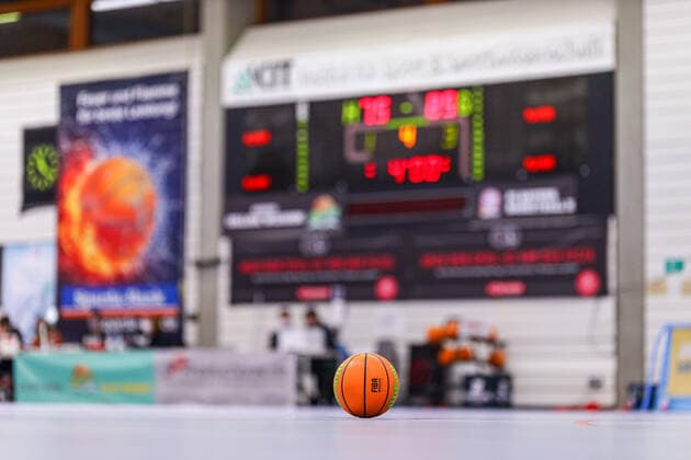 23 01 2021, men, basketball, 2020 2021 season, 3 Bundesliga, Pro B, College Wizards FC Bayern Basketball Jugend A basketball rests on the court, with a scoreboard in the background Karlsruhe Institute for Sport and Sportwis Baden Württemberg Germany