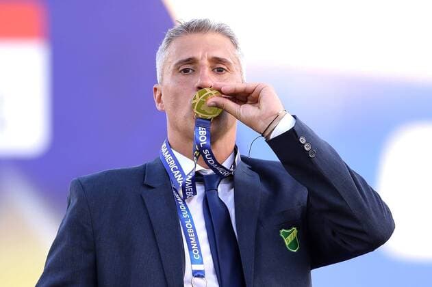 Sport Themen der Woche KW03 Sport Bilder des Tages Defensa y Justicia s coach Hernan Crespo kisses the Copa Sudamericana champions medal after his team defeated Lanus in the final match at the Mario Alberto Kempes stadium, in Cordoba, Argentina, 23 January 2021. Lanus (ARG) vs. Defensa y Justicia (ARG) !ACHTUNG: NUR REDAKTIONELLE NUTZUNG!  Copyright: xNicolásxAguilerax AME992 20210123-637470430617647384