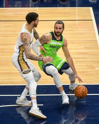 Minnesota Timberwolves guard Ricky Rubio (R) drives past New Orleans Pelicans guard Lonzo BallÊ(L) during the first half of their NBA, Basketball Herren, USA basketball game between the New Orleans Pelicans and the Minnesota Timberwolves at Target Center in Minneapolis, Minnesota, USA, 23 January, 2021. New Orleans Pelicans - Minnesota Timberwolves !ACHTUNG: NUR REDAKTIONELLE NUTZUNG!  Copyright: xCRAIGxLASSIGx AME1042 20210124-637470604159012145