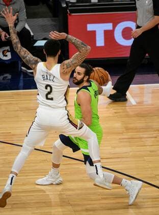 Minnesota Timberwolves guard Ricky Rubio (R) tries to get past New Orleans Pelicans guard Lonzo Balle (L) during the first half of their NBA, Basketball Herren, USA basketball game between the New Orleans Pelicans and the Minnesota Timberwolves at Target Center in Minneapolis, Minnesota, USA, 23 January, 2021. New Orleans Pelicans - Minnesota Timberwolves !ACHTUNG: NUR REDAKTIONELLE NUTZUNG!  Copyright: xCRAIGxLASSIGx AME1064 20210124-637470612692170436