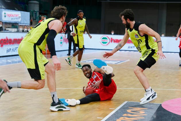 14 Matchday of the easyCredit BBL Basketball Bundesliga at Oberfrankenhalle in Bayreuth Season 2020 2021 Medi Bayreuth vs FC Bayern München Bastian Doreth Medi Bayreuth 10 right Matthew Tiby Medi Bayreuth 15 left James Gist FC Bayern München 21 center