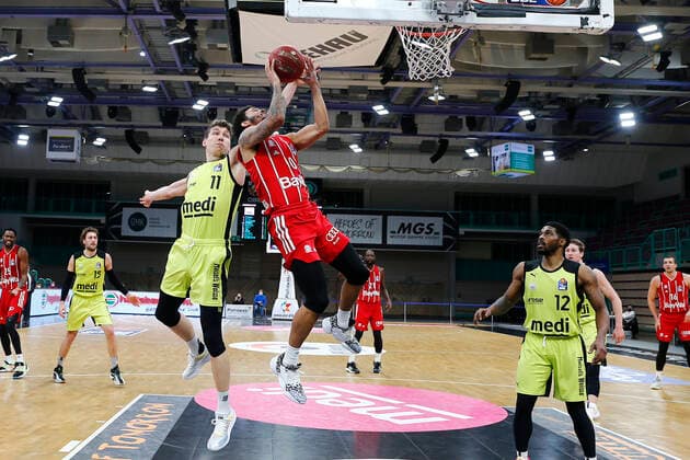 14 Matchday of the easyCredit BBL Basketball Bundesliga at Oberfrankenhalle in Bayreuth Season 2020 2021 Medi Bayreuth vs FC Bayern München Andreas Seiferth Medi Bayreuth 11 left Nick Weiler Babb FC Bayern München 0 right