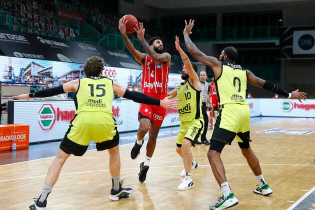 14 Matchday of the easyCredit BBL Basketball Bundesliga at Oberfrankenhalle in Bayreuth Season 2020 2021 Medi Bayreuth vs FC Bayern Munich Matthew Tiby Medi Bayreuth 15 left Bastian Doreth Medi Bayreuth 10 2 v right Dererk Pardon Medi Bayreuth 0 right D J Seeley FC Bayern Munich 4 2 v left