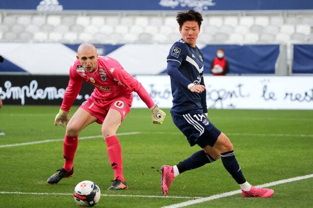 01 PAUL BERNARDONI (SCO) - 18 UI JO HWANG (BOR) FOOTBALL : Bordeaux vs Angers - Ligue 1 Uber Eats - 24 01 2021 FEP Panoramic 