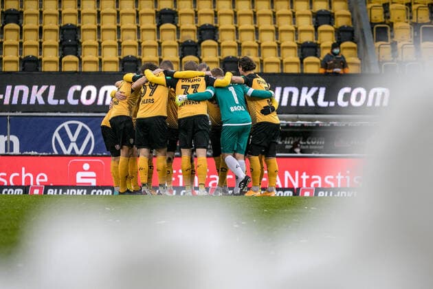 Team circle before kick-off In the foreground blurred pile of snow the pitch was cleared of a thick blanket of snow before the match 23 01 2021, Football, GER, 3 Liga, Saison 2020 21, 20 Spieltag, SG Dynamo Dresden vs 1 FC Kaiserslautern 4 3, Rudolf Harbig Stadion, SG Dynamo Dresden vs 1 FC Kaiserslautern