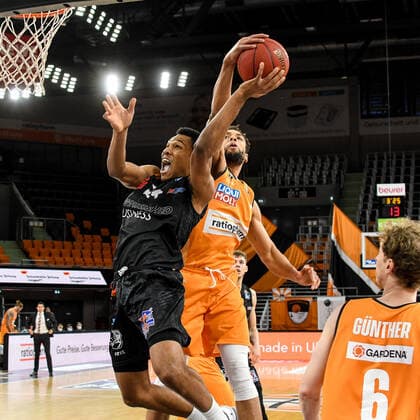 GER, BBL, ratiopharm ulm vs NINERS Chemnitz 24 01 2021, ratiopharm arena, Neu Ulm, GER, BBL, ratiopharm ulm vs NINERS Chemnitz, in picture Demitrius Conger Ulm, 1 prevents George King Chemnitz, 24 from throwing nordphoto.GmbHx xHafner nph00200