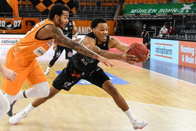 GER, BBL, ratiopharm ulm vs NINERS Chemnitz 24 01 2021, ratiopharm arena, Neu Ulm, GER, BBL, ratiopharm ulm vs NINERS Chemnitz, pictured fighting for the ball, Troy Caupain Ulm, 23 and George King Chemnitz, 24 nordphoto.GmbHx xHafner nph00200