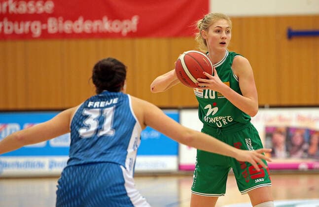 24 01 2021, xovx, Basketball Damen 1 Bundesliga, BC Pharmaserv Marburg SNP Bascats Heidelberg v l Fallyn Freije SNP BasCats USC Heidelberg , Hanna Crymble BC Pharmaserv Marburg Marburg Sporthalle Georg Gaßmann Stadion Hessen Deutschland DE