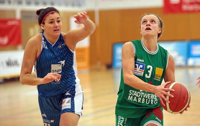 24 01 2021, xovx, Basketball Damen 1 Bundesliga, BC Pharmaserv Marburg SNP Bascats Heidelberg v l Fallyn Freije SNP BasCats USC Heidelberg , Alexandra Wilke BC Pharmaserv Marburg Marburg Sporthalle Georg Gaßmann Stadion Hessen Deutschland DE