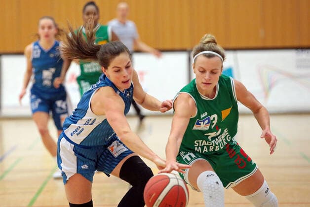 24 01 2021, xovx, Basketball Damen 1 Bundesliga, BC Pharmaserv Marburg SNP Bascats Heidelberg v l Michala Palenickova SNP BasCats USC Heidelberg , Alexandra Wilke BC Pharmaserv Marburg Marburg Sporthalle Georg Gaßmann Stadion Hessen Deutschland DE
