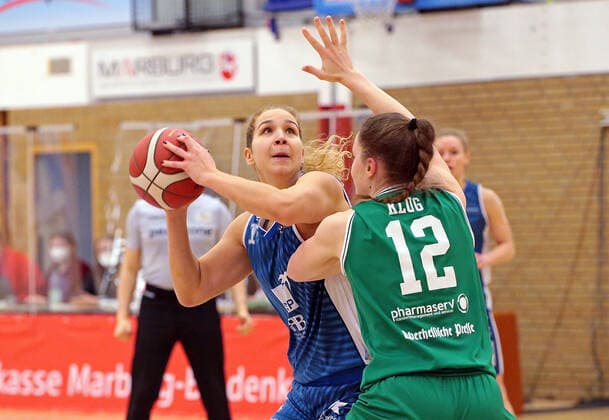 24 01 2021, xovx, Basketball Damen 1 Bundesliga, BC Pharmaserv Marburg SNP Bascats Heidelberg v l Alica Moravcikova SNP BasCats USC Heidelberg , Johanna Klug BC Pharmaserv Marburg Marburg Sporthalle Georg Gaßmann Stadion Hessen Deutschland DE