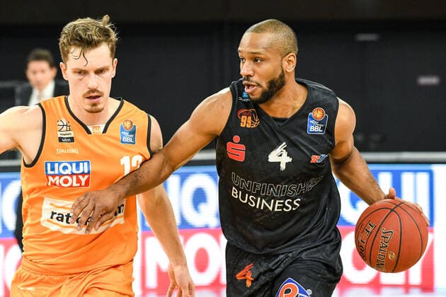 GER, BBL, ratiopharm ulm vs NINERS Chemnitz 24 01 2021, ratiopharm arena, Neu Ulm, GER, BBL, ratiopharm ulm vs NINERS Chemnitz, pictured Andreas Obst Ulm, 13 , Virgil Matthews Chemnitz, 4 nordphoto.GmbHx xHafner nph00200