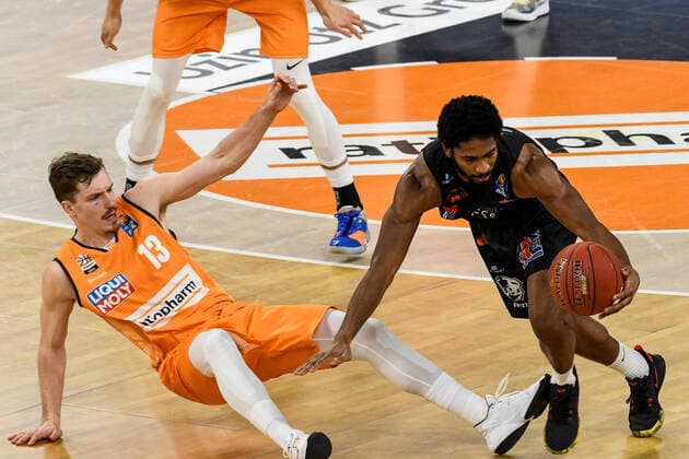 GER, BBL, ratiopharm ulm vs NINERS Chemnitz 24 01 2021, ratiopharm arena, Neu Ulm, GER, BBL, ratiopharm ulm vs NINERS Chemnitz, pictured fighting for the ball Andreas Obst Ulm, 13 , Terrell Harris Chemnitz, 2 nordphoto.GmbHx xHafner nph00200