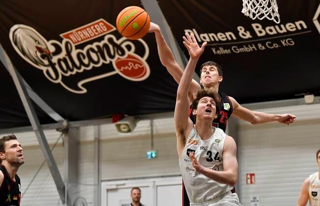 24 01 2021 Basketball Season 2020 2021 2 Bundesliga Pro A 17 Matchday Nuremberg Falcons Basketball Club NBC Artland Dragons Quakenbrueck Jackson Ross Kent 34, Nuremberg Falcons BC NBC ahead of Jacob Knauf 25, Artland Dragons