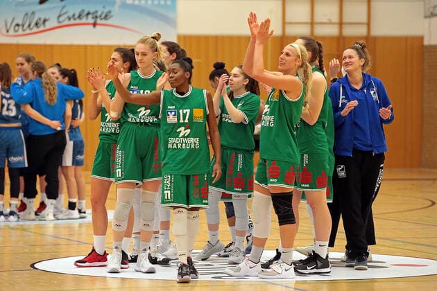 24 01 2021, xovx, Basketball Damen 1 Bundesliga, BC Pharmaserv Marburg SNP Bascats Heidelberg The players of BC Marburg celebrate the 64 61 victory against Heidelberg Marburg Sporthalle Georg Gaßmann Stadion Hessen Germany EN