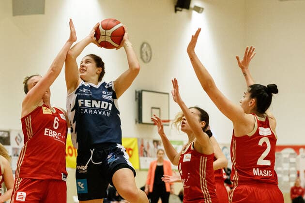 Hanover, Germany 24 January 2021 1 BBL Women 2020 2021 TK Hanover vs XCYDE Angels Noerdlingen v li in duel Finja Schaake Hanover , Laken James Noerdlingen , Stavria Koniali Hanover , Mia Masic Hanover Sporthalle Birkenstraße Niedersachsen Copyright: xFotostandx xxMattheyx